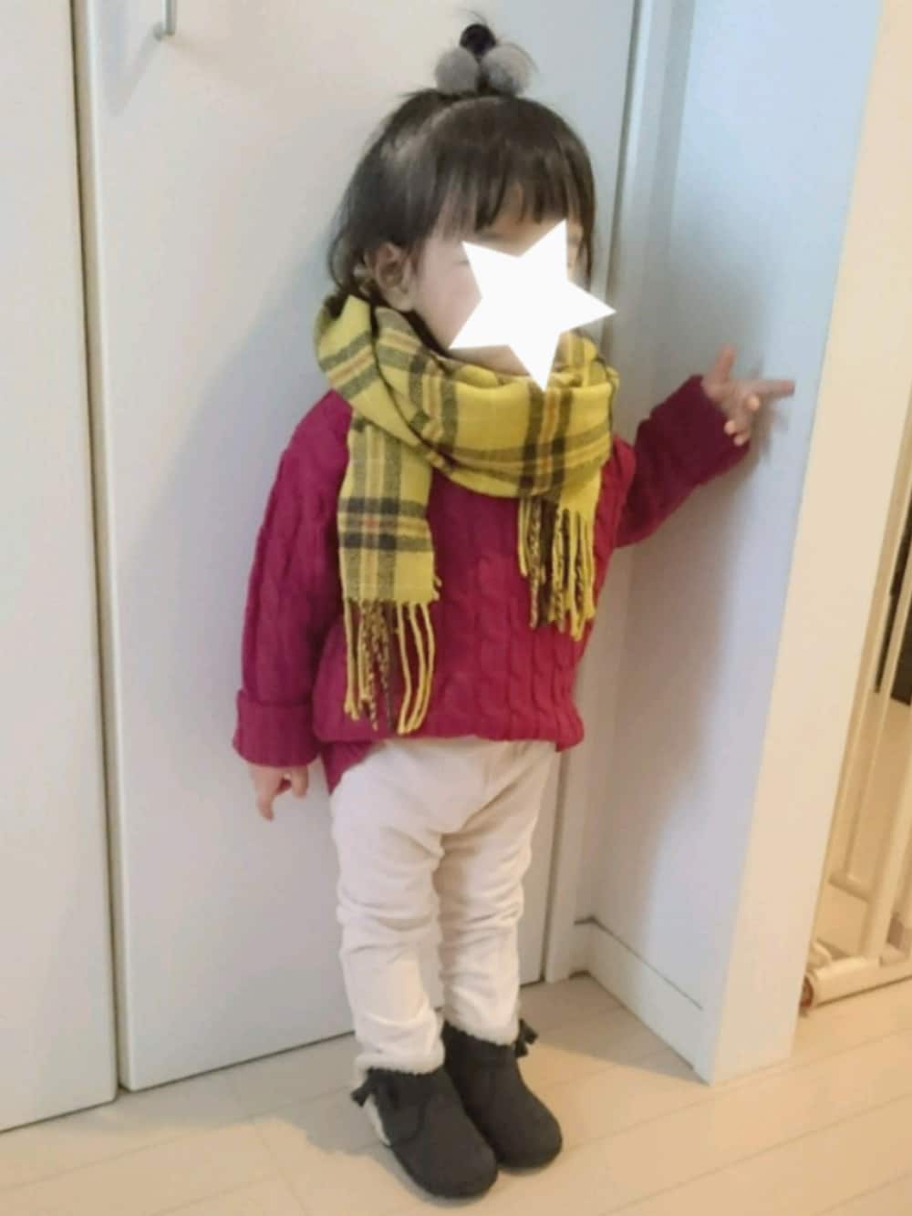 「おんなのこ、カジュアル、2歳、チェック、マフラーぐるぐる、ケーブルニット、シンプル、白パンツ、赤ニット、コーデュロイパンツ」｜「Familiar のアイテム（ブーツ、グレー系）」を使った、Ｒｉさん（キッズ・80cm）の秋コーディネートの1枚目の写真