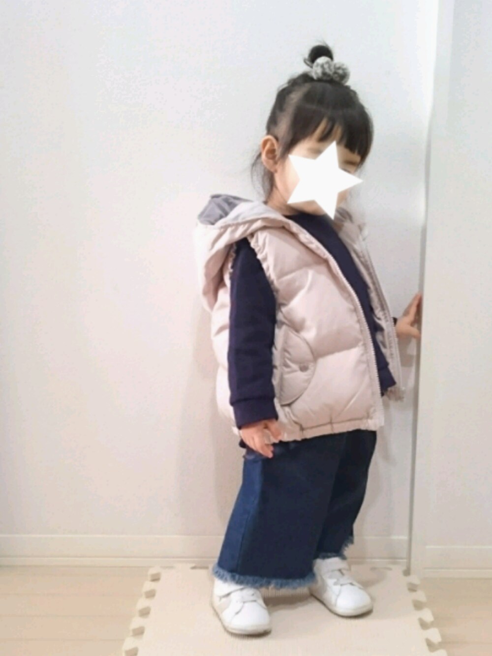 「キッズコーデ、シンプルコーデ、バギーパンツ、デニムパンツ、スニーカー、converse、2歳、おんなのこ、ネイビー、ダウンベスト」｜「ベルメゾンのアイテム（ダウンベスト、ベージュ系）」を使った、Ｒｉさん（キッズ・80cm）の冬コーディネートの1枚目の写真