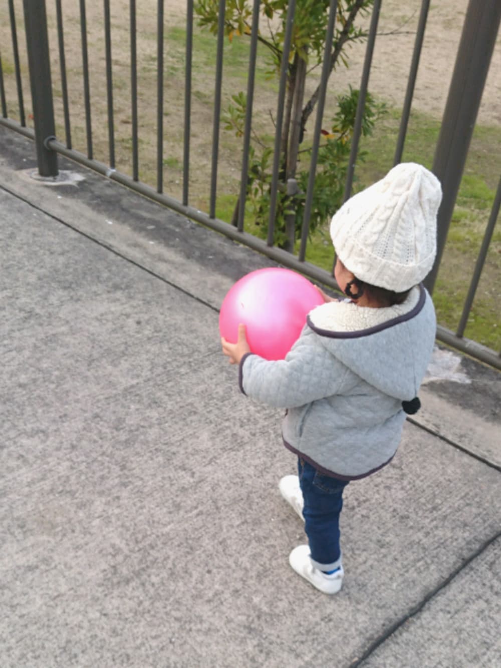 「カジュアル、シンプルコーデ、おんなのこ、2歳、公園、デニム、ニット帽、グレーパーカー、converse、公園スタイル」｜「赤ちゃん本舗のアイテム（デニムパンツ、ブルー系）」を使った、Ｒｉさん（キッズ・80cm）の秋コーディネートの1枚目の写真