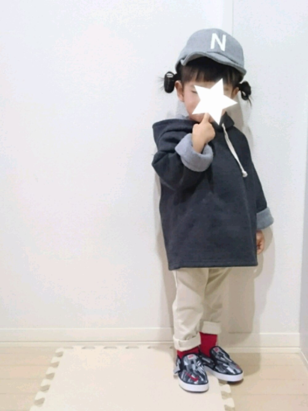 「スニーカー、2歳、パーカー、NIKE、カジュアル、白パンツ、赤い靴下、おんなのこ、キャップ、ロールアップ」｜「♪のアイテム（その他、その他）」を使った、Ｒｉさん（キッズ・80cm）の冬コーディネートの1枚目の写真
