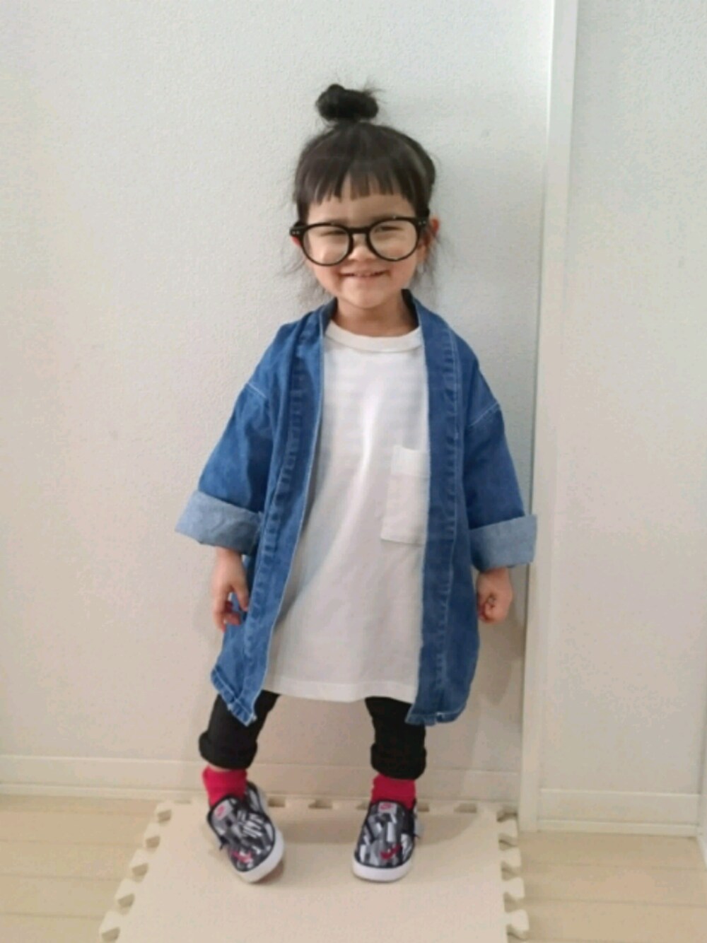 「カジュアル、おんなのこ、2歳、ノーカラージャケット、黒スキニー、デニムジャケット、オーバーサイズ、ビッグシルエット、NIKE、めがね」｜「韓国子供服のアイテム（ジャケット/アウター、ブルー系）」を使った、Ｒｉさん（キッズ・80cm）の冬コーディネートの1枚目の写真
