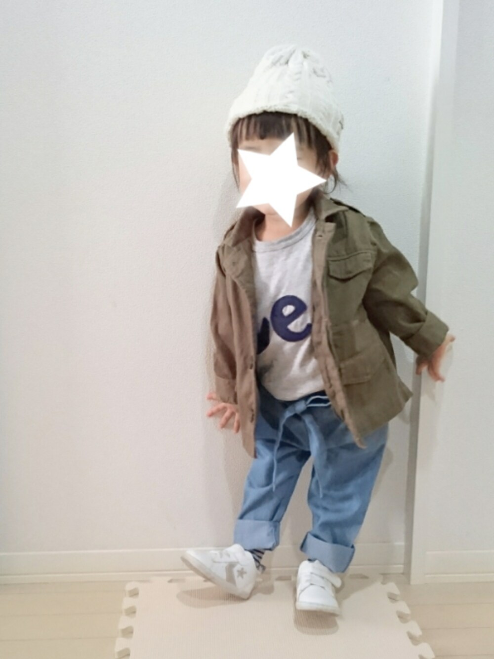 「カジュアルコーデ、ミリタリージャケット、ニット帽、デニムパンツ、スニーカー、converse、2歳、女の子、LEE、ロゴT」｜「B:MING by BEAMSのビーミング by ビームス / ケーブル ワッチキャップ（ニットキャップ/ビーニー、ホワイト系）」を使った、Ｒｉさん（キッズ・80cm）の冬コーディネートの1枚目の写真