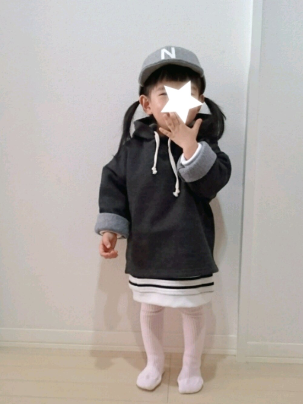 「女の子、カジュアルコーデ、パーカー、キャップ、2歳、ボーダー、WEAR的ポーズ、オーバーサイズ、オーバーサイ〜ず、タイツ」｜「petit mainのロゴウールキャップ（キャップ、グレー系）」を使った、Ｒｉさん（キッズ・80cm）の冬コーディネートの1枚目の写真