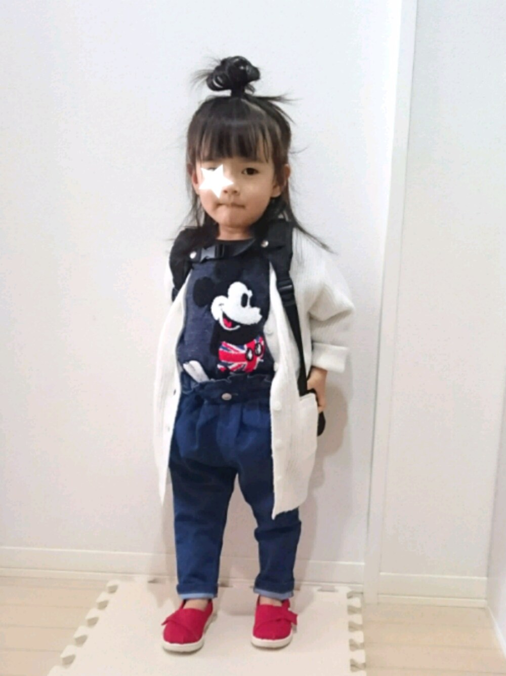 「ミッキーT、ディズニー、白ニット、ロングカーディガン、デニムパンツ、toms、赤い靴、リュック、2歳、春コーデ」｜「petit mainの厚手リブニットロングカーディガン（カーディガン/ボレロ、ホワイト系）」を使った、Ｒｉさん（キッズ・80cm）の春コーディネートの1枚目の写真