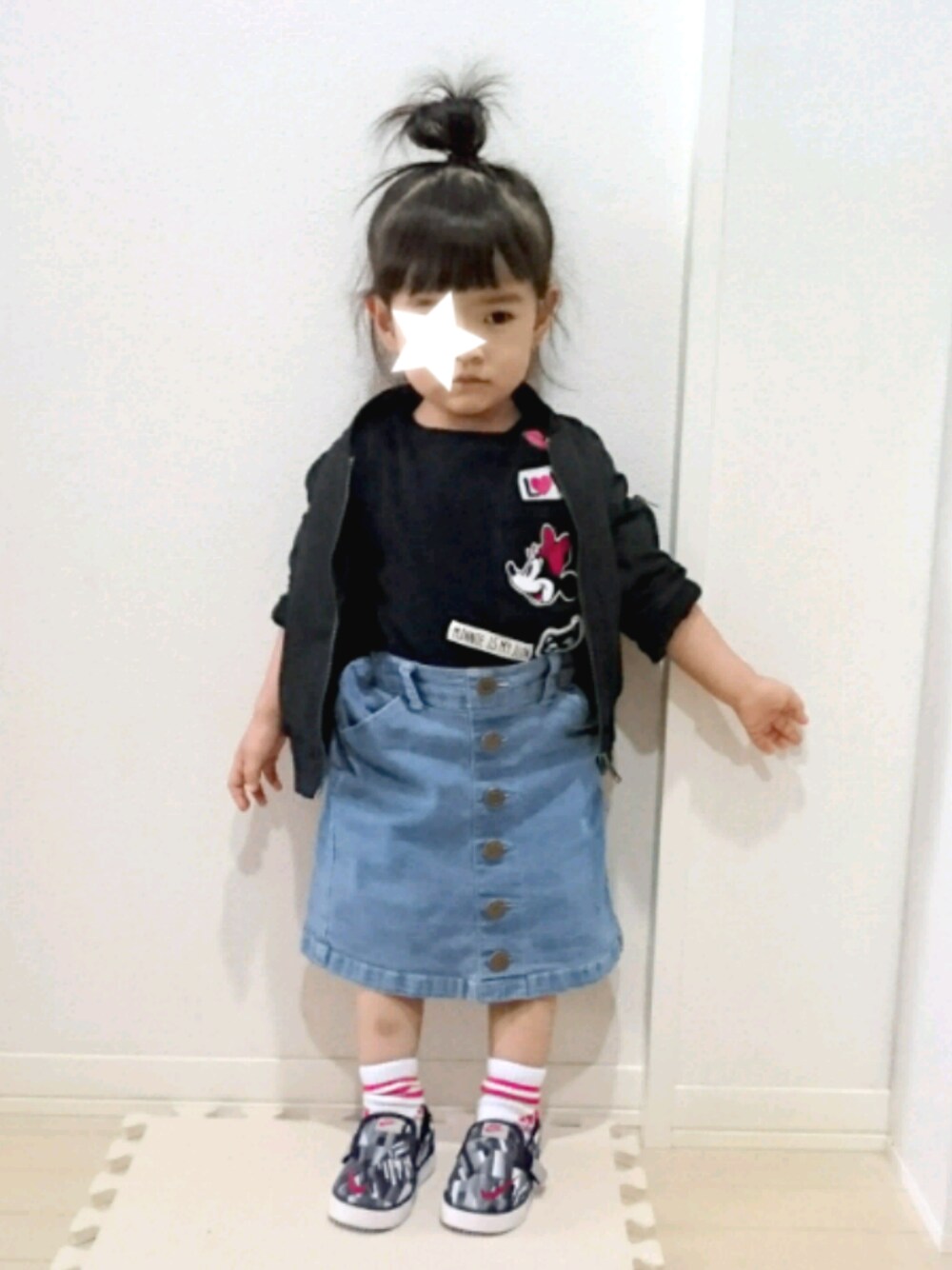 「2歳、スニーカー、MA-1、ディズニー、ミニー、デニムスカート、ラインソックス、NIKE、カジュアル、おんなのこ」｜「神戸レタスのアイテム（ジャケット/アウター、ブラック系）」を使った、Ｒｉさん（キッズ・80cm）の春コーディネートの1枚目の写真
