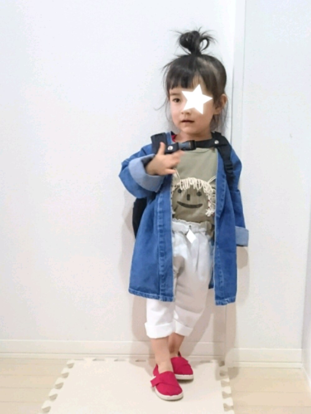 「カジュアル、デニムジャケット、リュック、白パンツ、toms、赤い靴、お団子ヘアー、2歳、インディアン、春コーデ」｜「韓国子供服のアイテム（デニムジャケット、ブルー系）」を使った、Ｒｉさん（キッズ・80cm）の春コーディネートの1枚目の写真