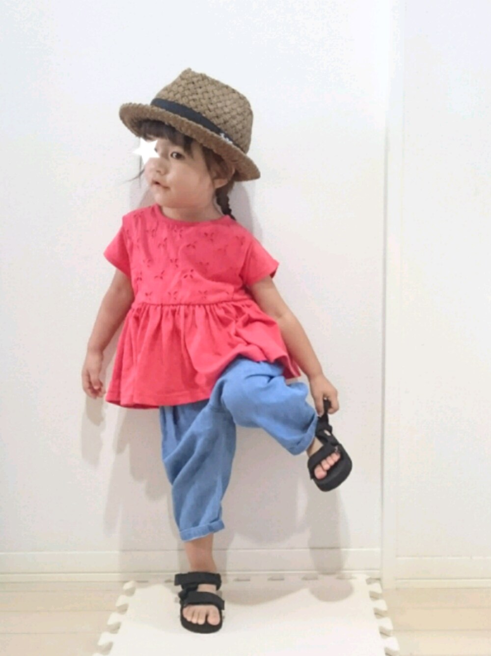 「シンプル、カジュアル、おんなのこ、デニムパンツ、2歳、赤、スポサン、むぎわら帽子、夏、お盆休み」｜「BeBeのアイテム（ハット、ブラウン系）」を使った、Ｒｉさん（キッズ・80cm）の夏コーディネートの1枚目の写真