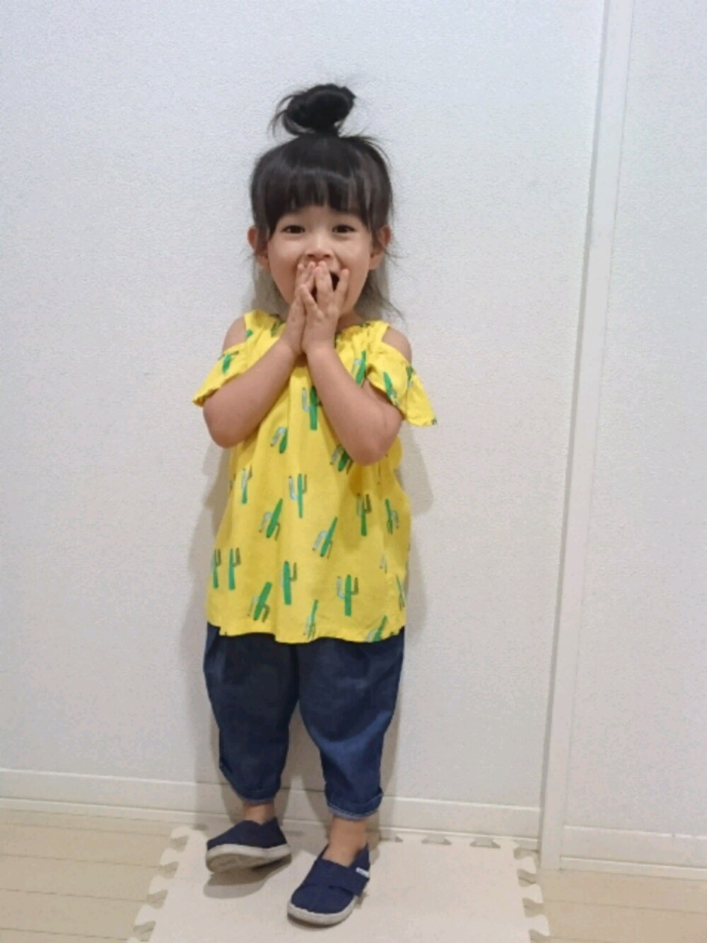 「サボテン柄、シンプルコーデ、カジュアル、女の子、パンツスタイル、toms、肩だし、イエロー、2歳、お団子ヘアー」｜「MARKEY'Sのアイテム（トップス、イエロー系）」を使った、Ｒｉさん（キッズ・80cm）の夏コーディネートの1枚目の写真