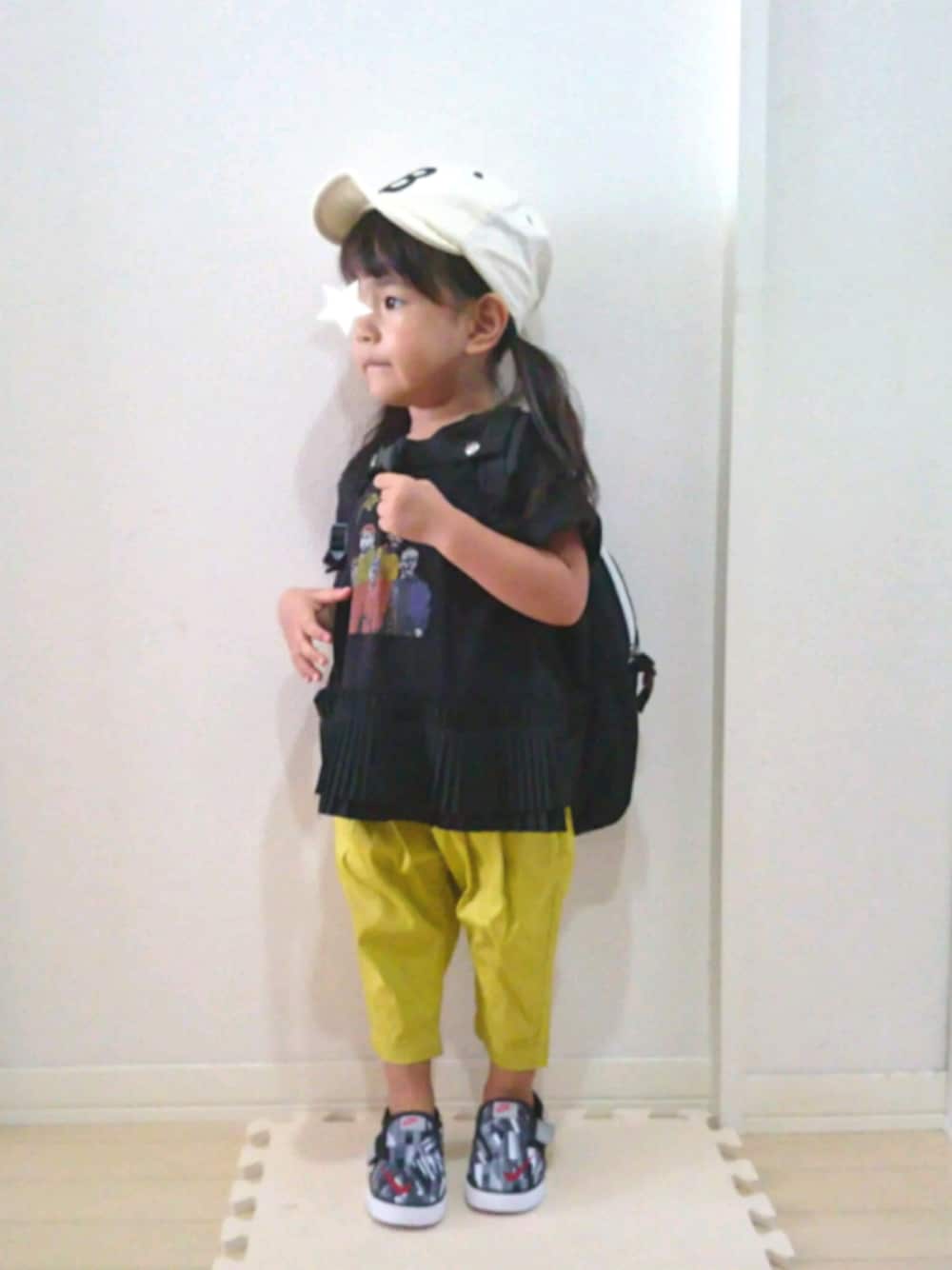 「女の子、キャップ、スリッポン、シンプルコーデ、リュック、マスタード、ロックT、NIKE、2歳、キッズコーデ」｜「楽天のアイテム（キャップ、ホワイト系）」を使った、Ｒｉさん（キッズ・80cm）の秋コーディネートの1枚目の写真