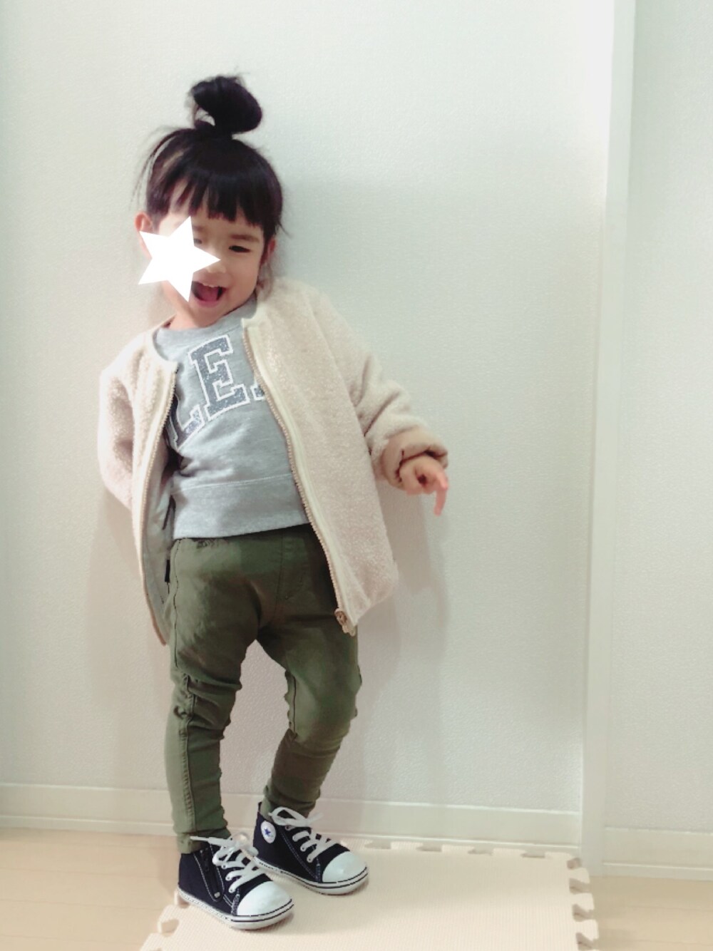 「女の子、3歳、モコモコアウター、ロゴスウェット、スキニーパンツ、converse、おだんごヘアー、シンプルコーデ、カーキパンツ、リバーシブル」｜「HusHusHのモコモコリバーカーディガン（カーディガン/ボレロ、ホワイト系）」を使った、Ｒｉさん（キッズ・90cm）の冬コーディネートの1枚目の写真