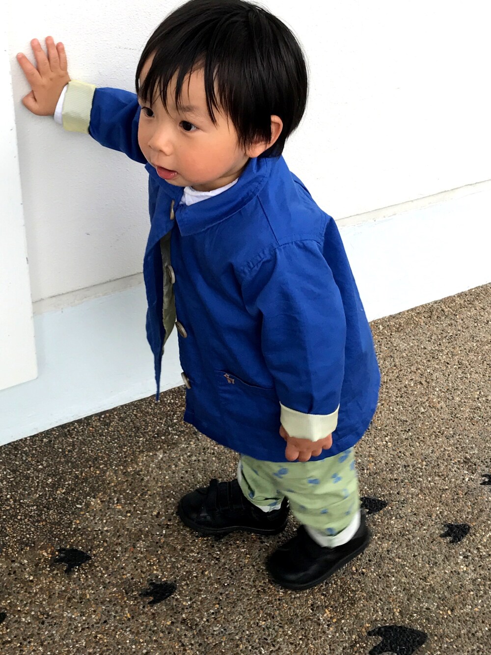 「男の子、一歳、水族館、青、カジュアルコーデ」｜「SM2 lagomのアイテム（ステンカラーコート、ブルー系）」を使った、そうたさん（キッズ・90cm）の春コーディネートの1枚目の写真