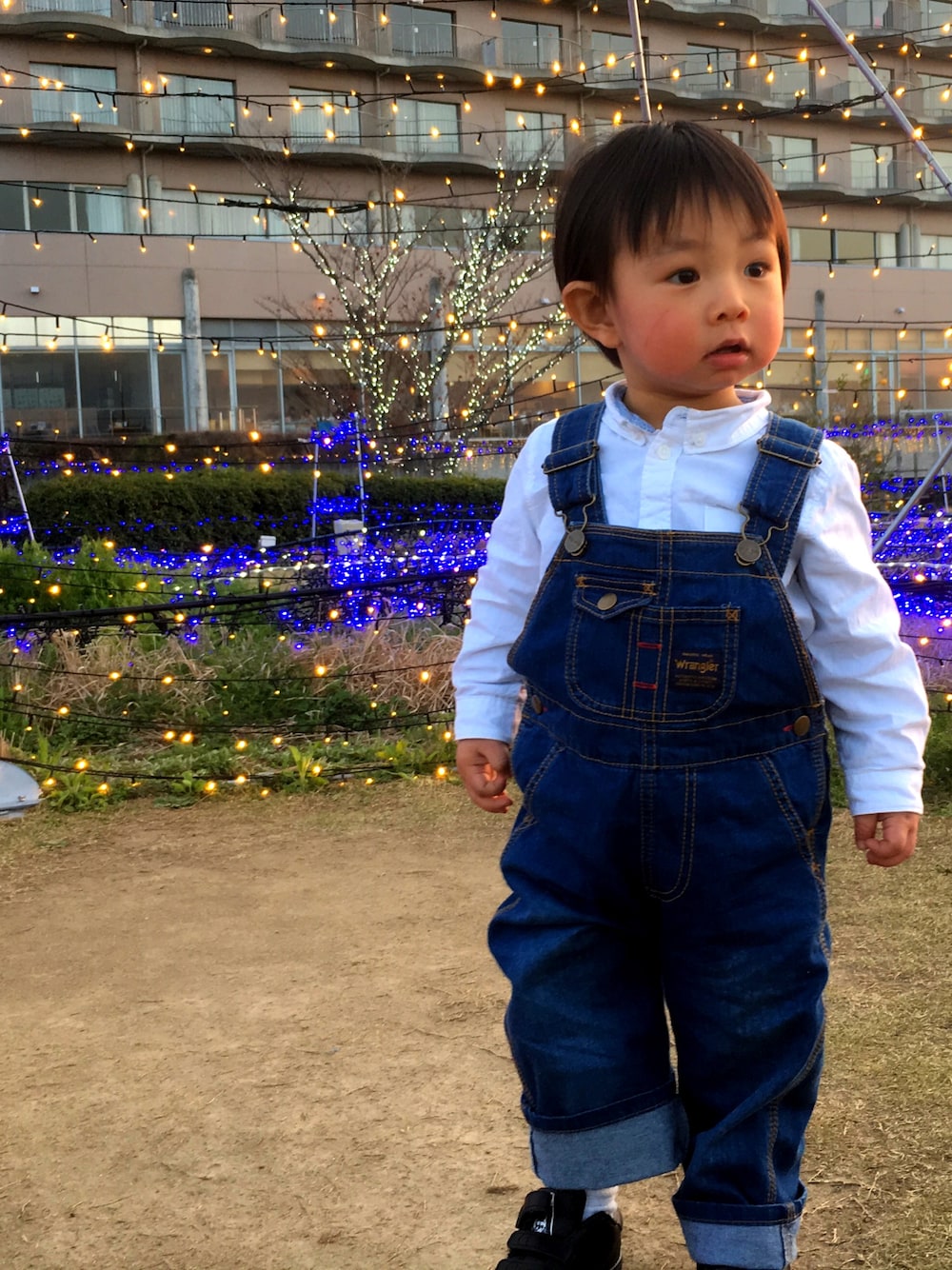 「キッズファッション、おとこのこ、一歳、キドキド、オーバーオール、Wrangler、スタンスミス」｜「H&Mのアイテム（シャツ/ブラウス、ホワイト系）」を使った、そうたさん（キッズ・90cm）の春コーディネートの1枚目の写真