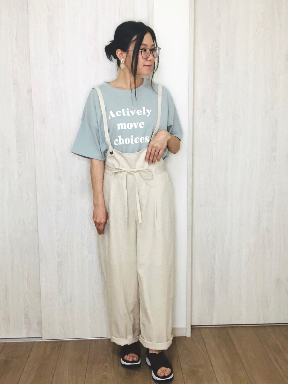 「くすみブルー、エクリュ、サロペットコーデ、アベイル、しまむら、プチプラのあや、くすみカラー、夏コーデ、ママファッション、カジュアルガーリー」｜「Availのアイテム（Tシャツ/カットソー、ブルー系）」を使った、みつ葉@3姉妹ままさん（レディース・157cm）の夏コーディネートの1枚目の写真