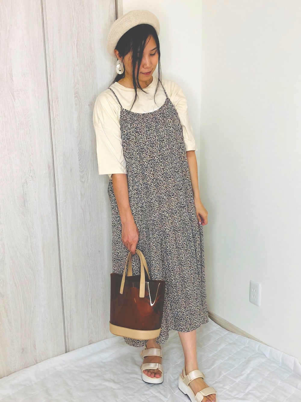 「キャミワンピ、花柄キャミワンピース、プチプラのあや、しまむら、プチプラママコーデ、ハニーズ、カジュアルガーリー、サーモベレー、アベイル、大人ガーリー」｜「Availのアイテム（ハンチング/ベレー帽、ベージュ系）」を使った、みつ葉@3姉妹ままさん（レディース・157cm）の夏コーディネートの1枚目の写真