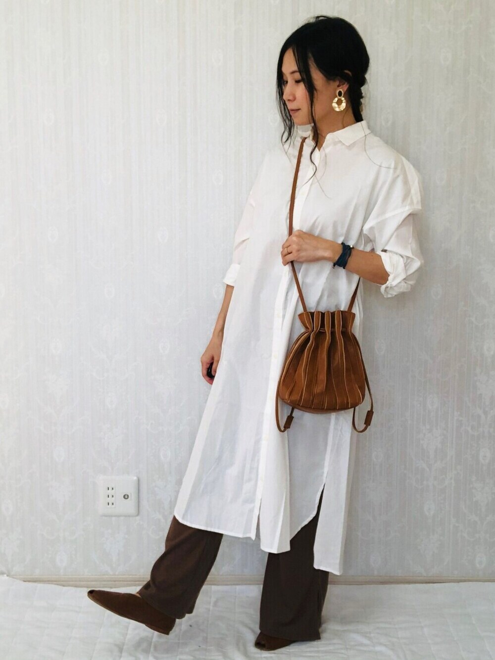 「フレアパンツ、しまむら、プチプラのあや、アースミュージック＆エコロジー、秋服準備はじめました、シャツワンピース、リラックススタイル、プチプラママコーデ、大人カジュアルコーデ、ワンピースコーデ」｜「しまむらのアイテム（イヤリング、ゴールド系）」を使った、みつ葉@3姉妹ままさん（レディース・157cm）の秋コーディネートの1枚目の写真