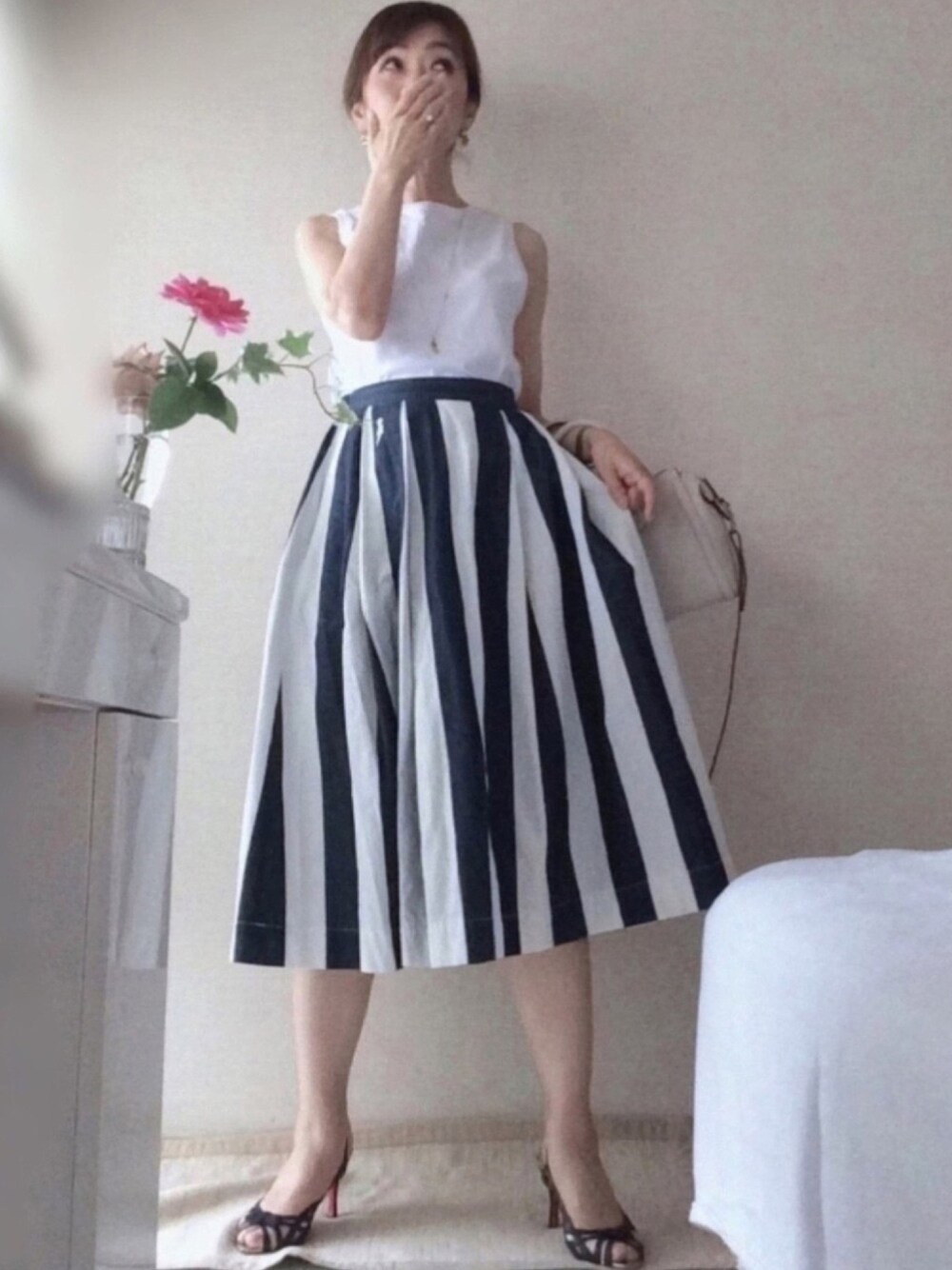 「夏コーデ、シンプル、スカート、タンクトップ、ホワイト、ネイビー、ZARA」｜「ZARAのアイテム（タンクトップ、ホワイト系）」を使った、   とりさんさん（レディース・161cm）の夏コーディネートの1枚目の写真
