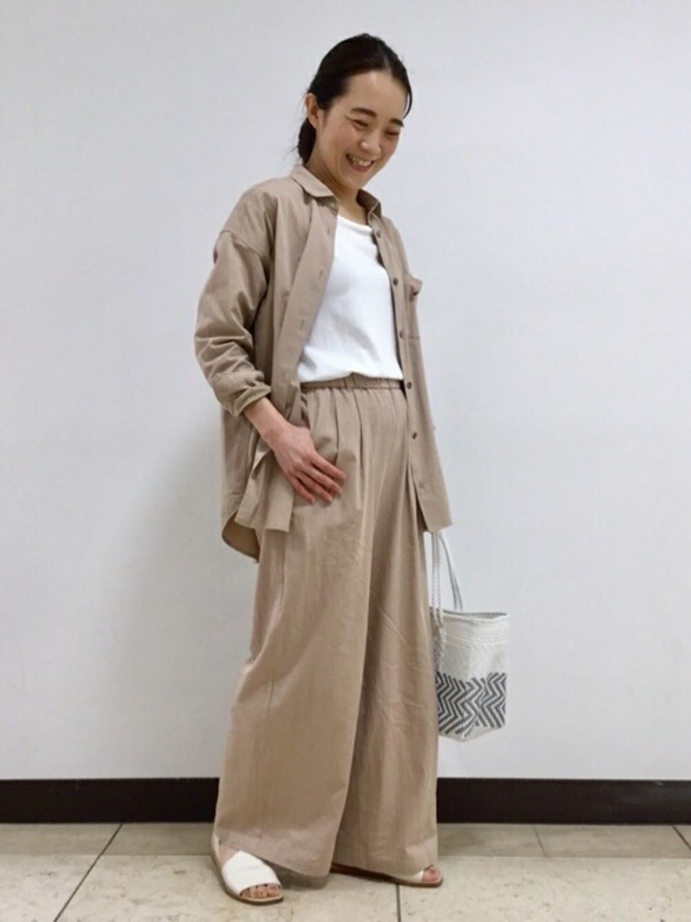 ピンク系のシャツ/ブラウス、ピンク系のその他パンツ、ホワイト系のTシャツ/カットソーを着用したレディースの春コーディネートの1枚目の写真