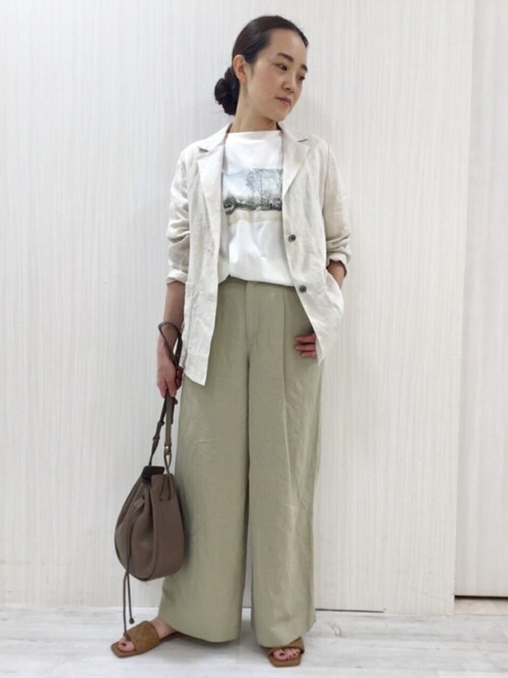 ホワイト系のブルゾン、ホワイト系のTシャツ/カットソー、グリーン系のその他パンツを着用したレディースの夏コーディネートの1枚目の写真