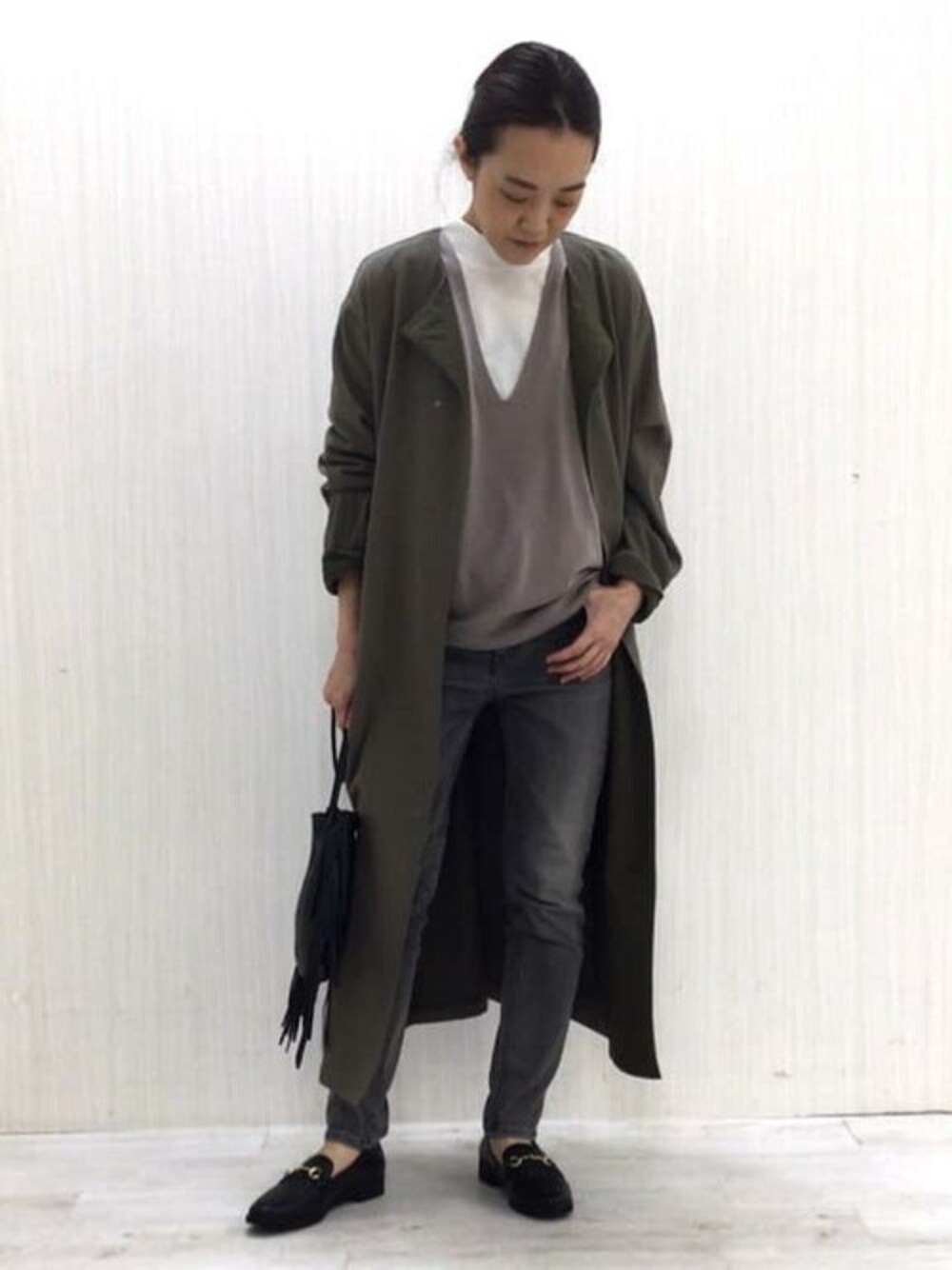 グリーン系のワンピース、ベージュ系のニット/セーター、ホワイト系のTシャツ/カットソーを着用したレディースの秋コーディネートの1枚目の写真