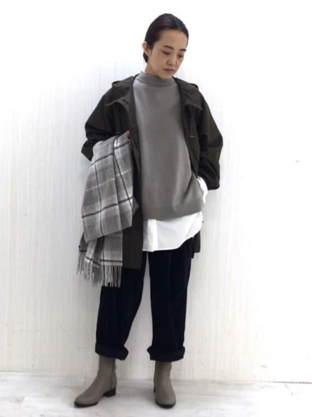 グリーン系のブルゾン、ホワイト系のシャツ/ブラウス、ベージュ系のベストを着用したレディースの秋コーディネートの1枚目の写真