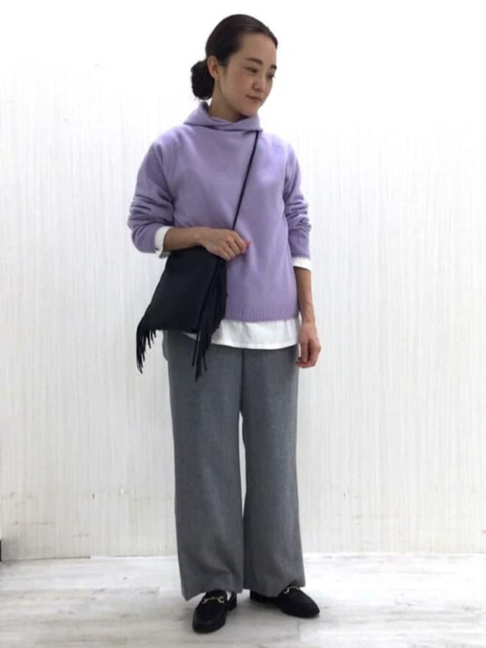 パープル系のパーカー、ホワイト系のTシャツ/カットソー、ブルー系のその他パンツを着用したレディースの秋コーディネートの1枚目の写真