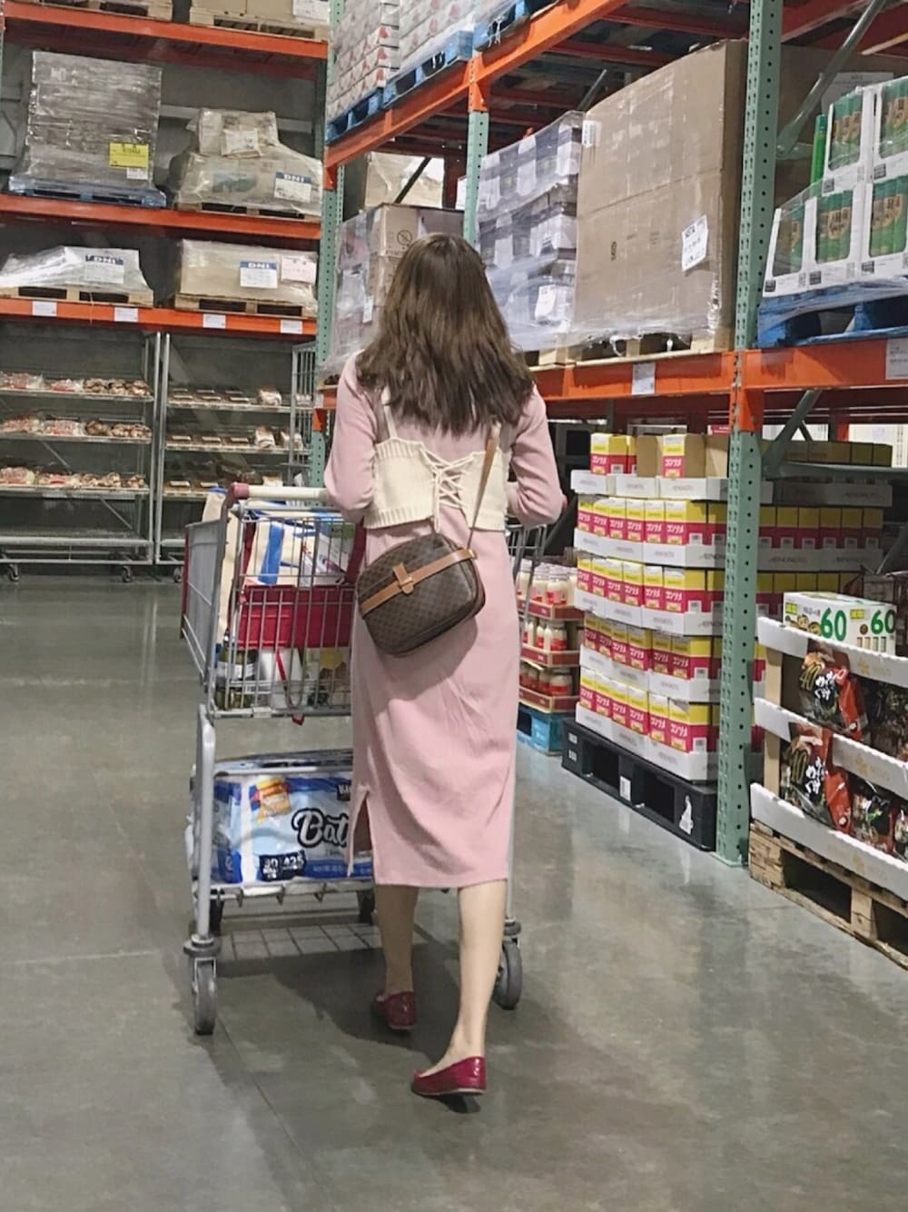ベージュ系のその他トップス、レッド系のパンプス、ブラウン系のショルダーバッグを着用したレディースの秋コーディネートの1枚目の写真