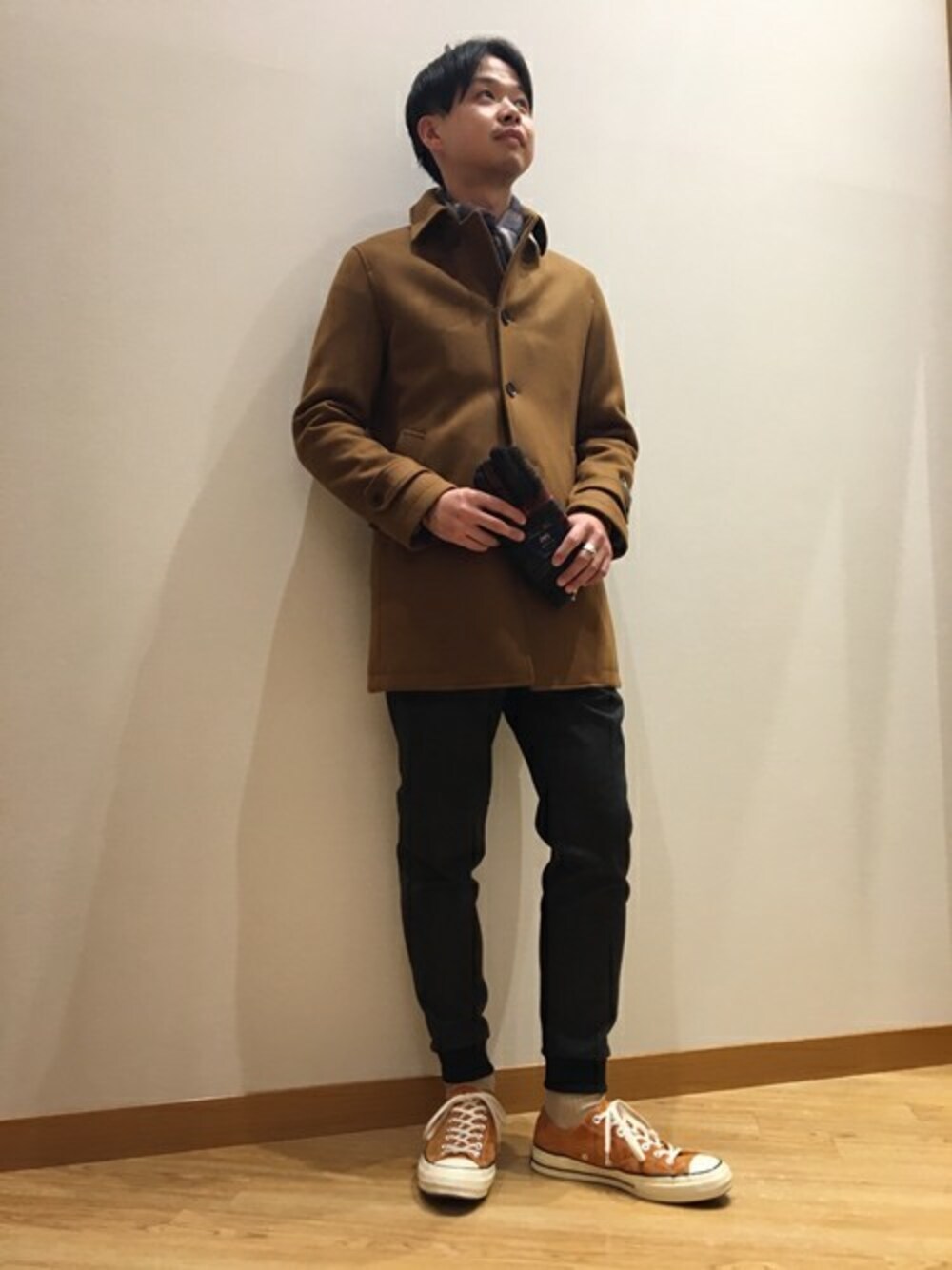 「マフラー、リブパンツ、冬コーデ、シップス、SHIPS」｜「SHIPSのSC: カシミヤ混 ファインウール リブ イージーパンツ（その他パンツ、グレー系）」を使った、安藤さん（メンズ・180cm）の冬コーディネートの1枚目の写真