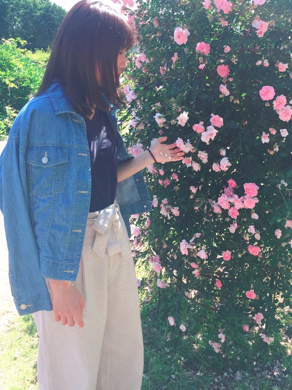 ブルー系のTシャツ/カットソー、ブルー系のデニムジャケット、ベージュ系のその他パンツを着用したレディースの春コーディネートの1枚目の写真