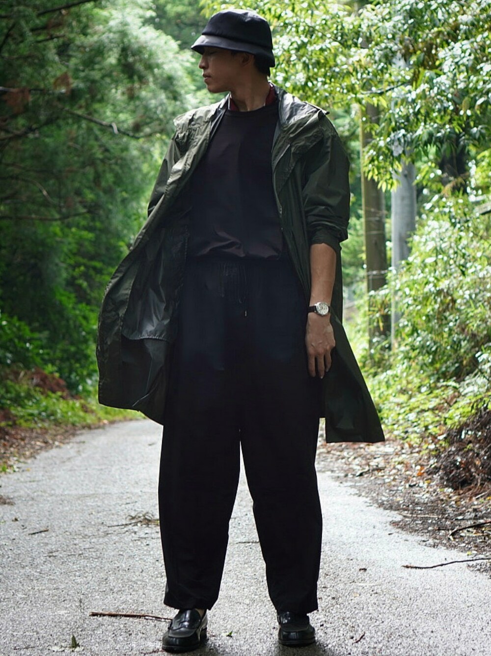 「梅雨、ブラックコーデ、ワイドパンツ、お洒落さんとつながりたい、キレイめ、GU、UNIQLO、RAINMAKER、FHB、ZARA」｜「RAINMAKERのアイテム（スラックス、ブラック系）」を使った、⬜Satosi◼さん（メンズ・187cm）の夏コーディネートの1枚目の写真