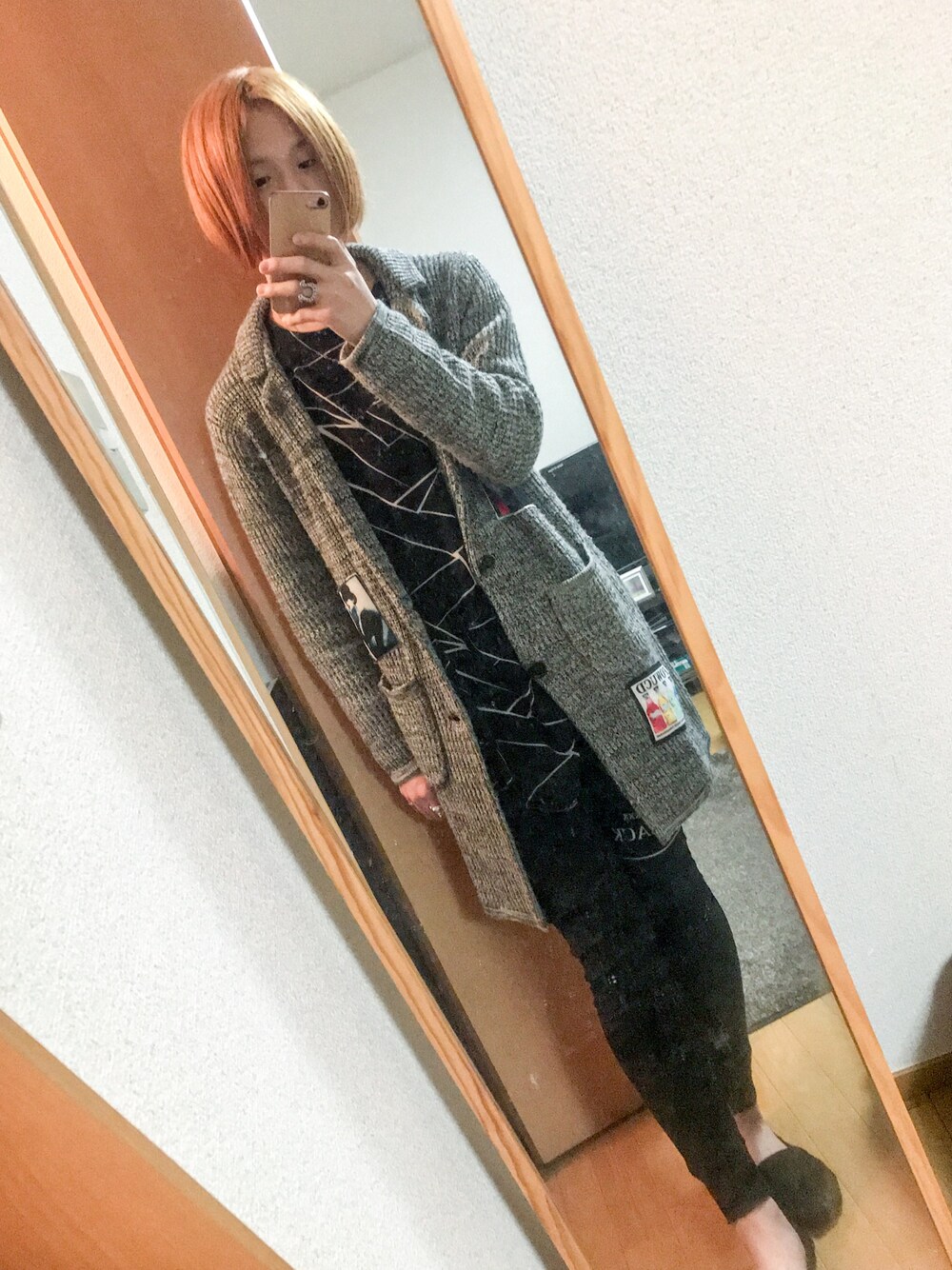 「KINGLYMASK 、キングリーマスク」｜「KINGLY MASKのアイテム（Tシャツ/カットソー、ブラック系）」を使った、TKSさん（メンズ・170cm）の冬コーディネートの1枚目の写真