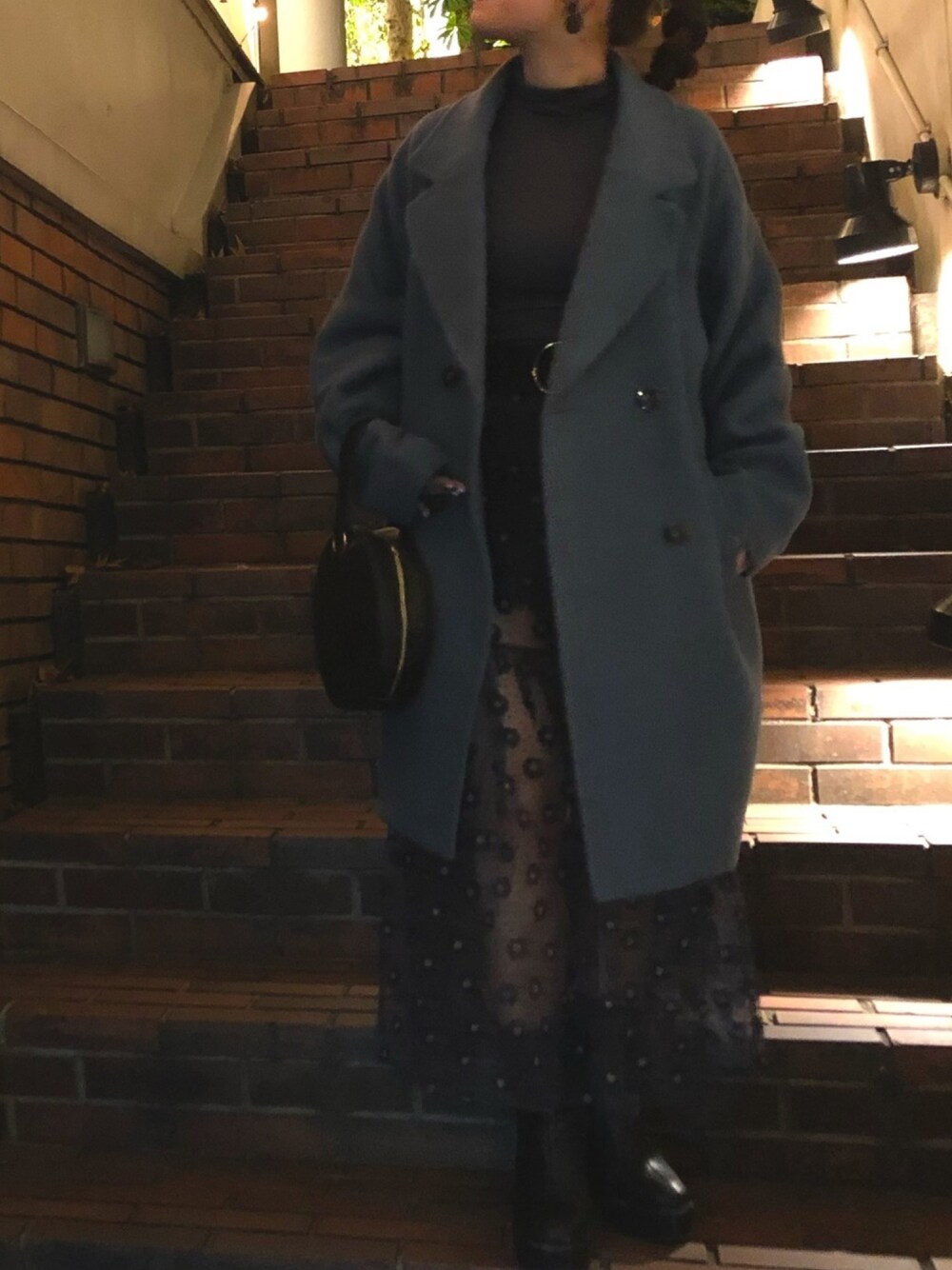 「おしゃれさんと繋がりたい、オトナ女子、今日のコーデ、ワントーンコーデ、スカート、ブルーコーデ、ブラック、ZARA、GU、シースルー」｜「GUのアイテム（チェスターコート、ブルー系）」を使った、MOEさん（レディース・152cm）の冬コーディネートの1枚目の写真