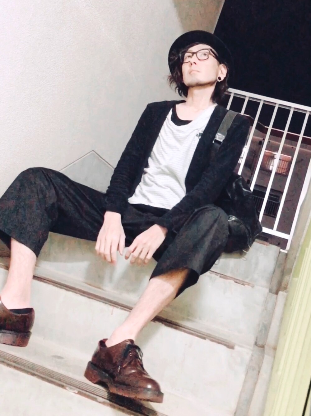 「おしゃれさんと繋がりたい、休日スタイル、Dr.Martens、眼鏡、友達欲しい、オトナカジュアル、フォロバ、ハット、夜のスナップ、いいね返し」｜「NANO universeのアイテム（カーディガン/ボレロ、ブラック系）」を使った、Kasane  Persakisさん（メンズ・179cm）の春コーディネートの1枚目の写真
