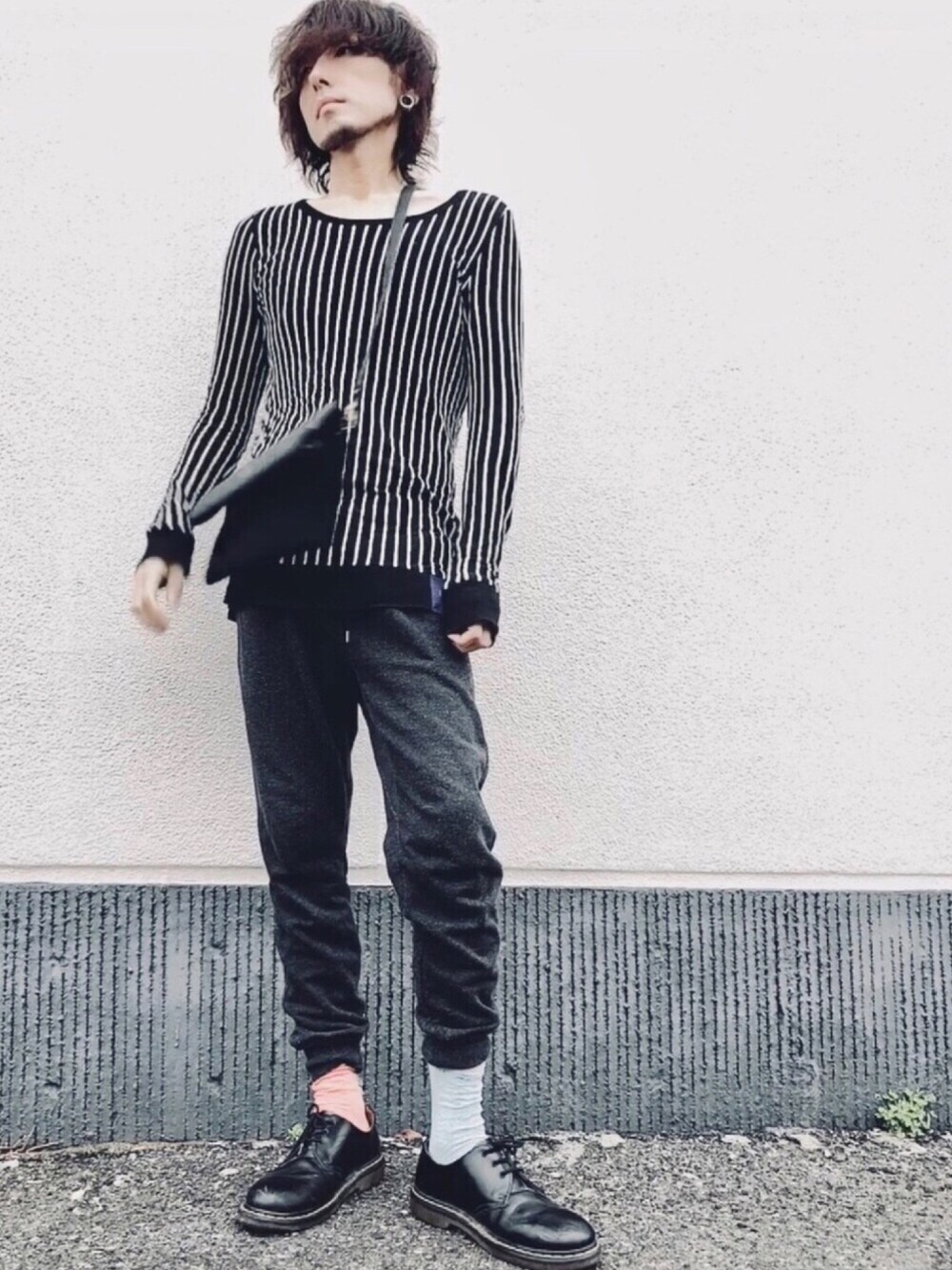 「春夏コーデ、お洒落さんとつながりたい、ゆるコーデ、Dr.Martens、ブラック、ラフ、SHAREEF、クラッチバッグ、フォロバ、モノトーンコーデ」｜「NATIVE LOUNGEのアイテム（その他パンツ、ブラック系）」を使った、Kasane  Persakisさん（メンズ・179cm）の春コーディネートの1枚目の写真
