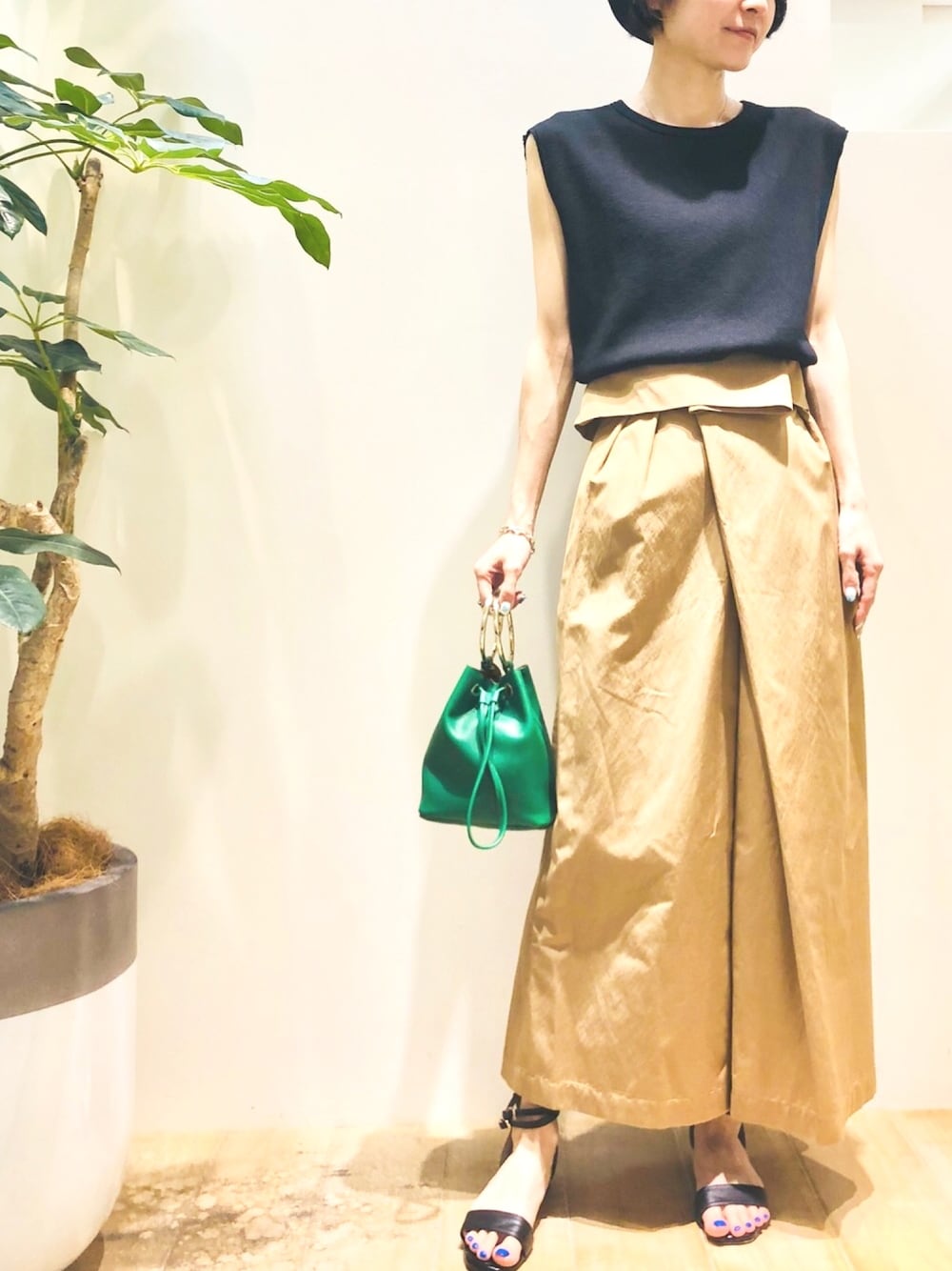「Abahouse Devinette(Abahouse Devinette)、夏コーデ、カジュアルコーデ、ラクチンコーデ、シンプルコーデ、きれいめカジュアル、サンダル、ノースリーブ、ブラック」｜「Abahouse Devinetteのスウェディッシュリブノースリーブ（Tシャツ/カットソー、ブラック系）」を使った、macciさん（レディース・160cm）の夏コーディネートの1枚目の写真