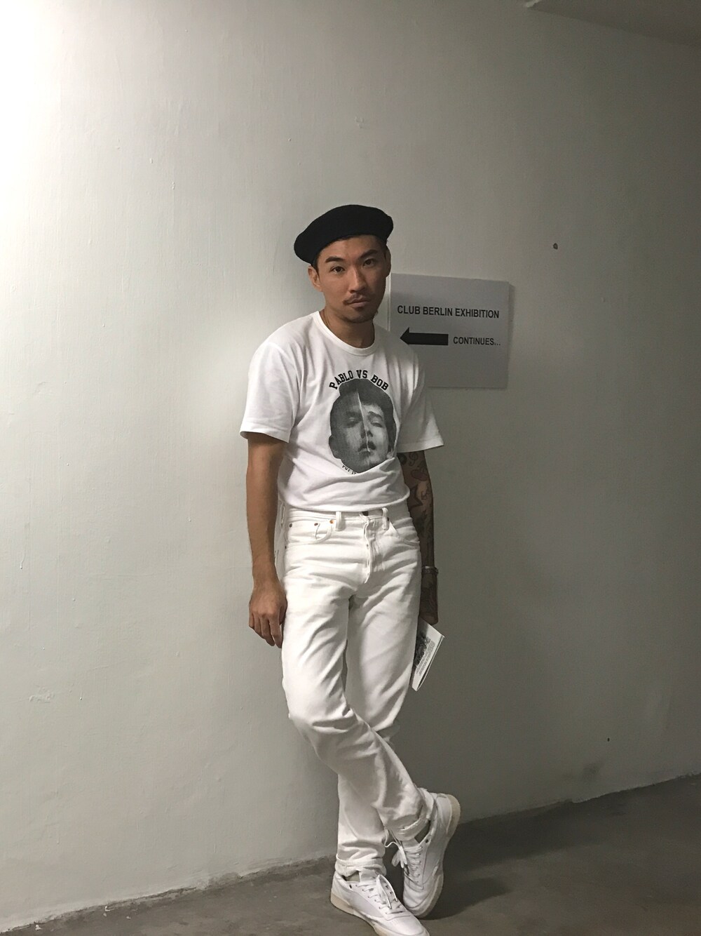「ootd、white、Levis、denim、monochrome、古着、古着MIX、夏、白Tシャツ、白」｜「TOPMANのアイテム（ハンチング/ベレー帽、ブラック系）」を使った、Ethan Chuさん（メンズ・172cm）の冬コーディネートの1枚目の写真