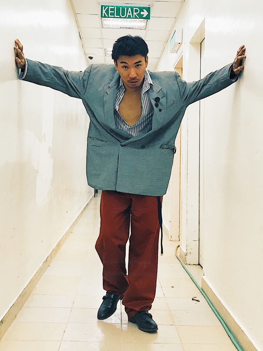 「oversize、Suit、street、vintage、古着、古着MIX、VINTAGE、古着コーデ、BEAMS、ALDO」｜「VINTAGEのアイテム（シャツ/ブラウス、ブルー系）」を使った、Ethan Chuさん（メンズ・172cm）の冬コーディネートの1枚目の写真