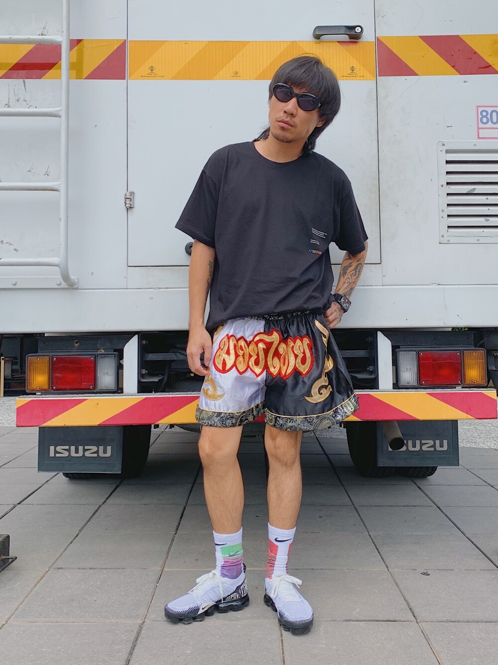 ブラック系のTシャツ/カットソー、ブラック系のその他パンツ、ホワイト系のスニーカーを着用したメンズの夏コーディネートの1枚目の写真