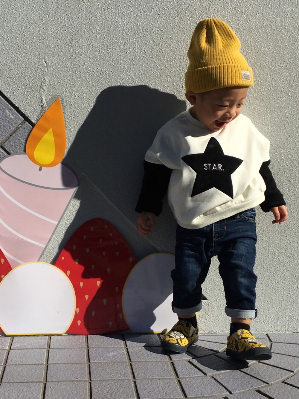 ホワイト系のパーカー、ブルー系のデニムパンツ、ブルー系のスリッポンを着用したキッズの冬コーディネートの1枚目の写真