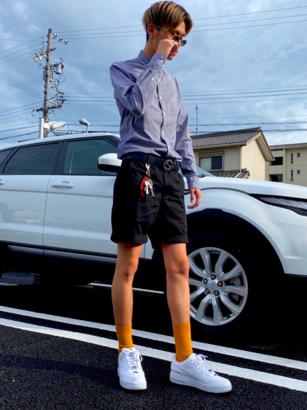 グレー系のシャツ/ブラウス、ブラック系のパンツ、ホワイト系のスニーカーを着用したメンズの夏コーディネートの1枚目の写真