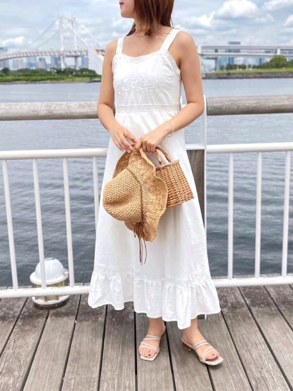 「apresjourclair、淡色コーデ、プチプラ、刺繍ワンピース、キャミワンピ、夏デート、刺繍レース、麦わら帽子、サンダル、花柄ワンピース」｜「apres jour clairの【apres jour clair】刺繍キャミワンピース【ZOZOTOWN限定アイテム】（ワンピース、ホワイト系）」を使った、apresjour clairさん（レディース・162cm）の夏コーディネートの1枚目の写真