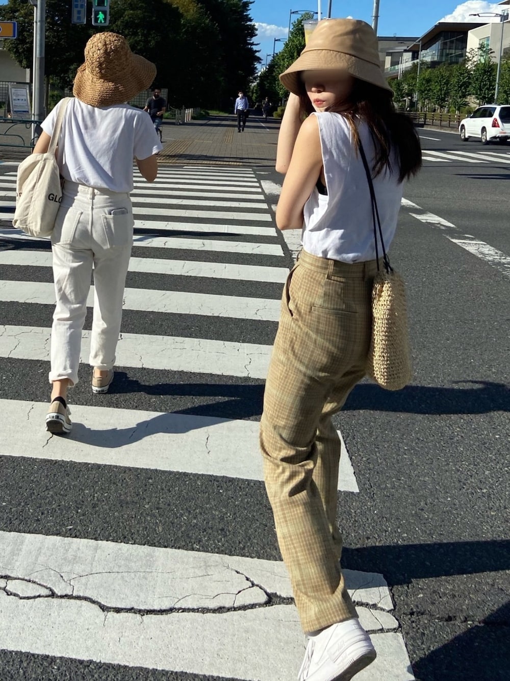 ホワイト系のTシャツ/カットソー、ベージュ系のその他パンツ、ホワイト系のスニーカーを着用したレディースの秋コーディネートの1枚目の写真