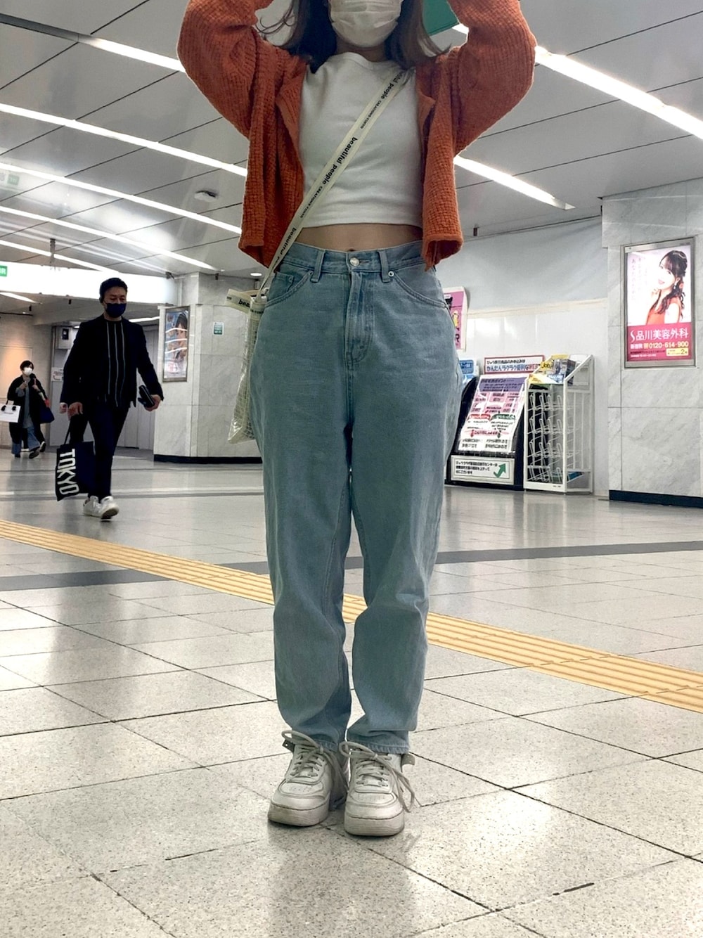 「パンツスタイル、きれいめカジュアル、シンプルコーデ、カジュアルコーデ、スニーカー、カーディガン、おしゃれさんと繋がりたい、休日スタイル、シンプル、オトナカジュアル」｜「TINA：JOJUNのアイテム（カーディガン/ボレロ、オレンジ系）」を使った、ZAKKUさん（レディース・155cm）の春コーディネートの1枚目の写真