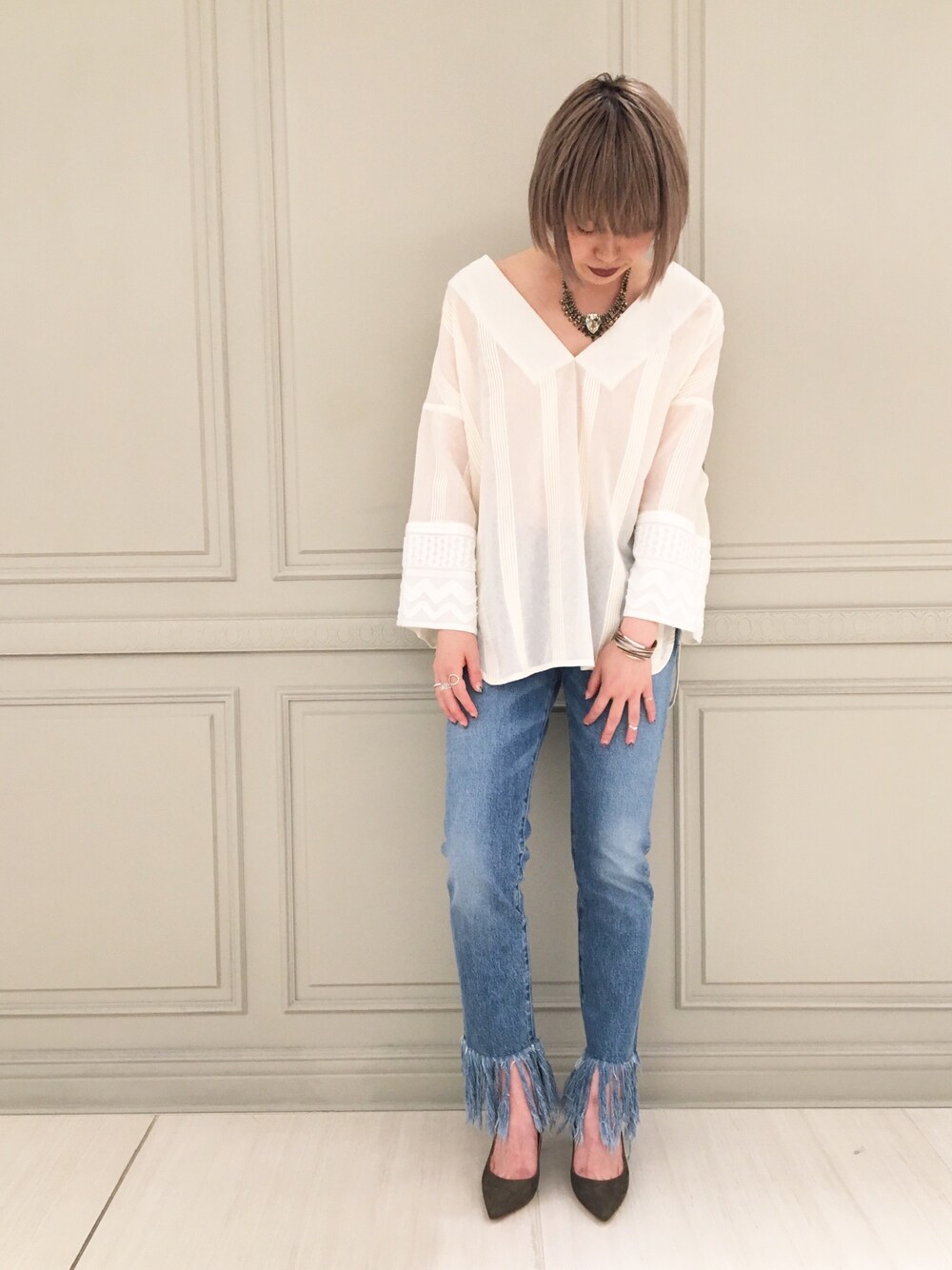 「outfit、夏コーデ、大人カジュアル、ボヘミアン、シンプル、白シャツ、ブラウス、デニム、フリンジ、パンプス」｜「mameのアイテム（シャツ/ブラウス、ホワイト系）」を使った、SHCさん（レディース・155cm）の夏コーディネートの1枚目の写真