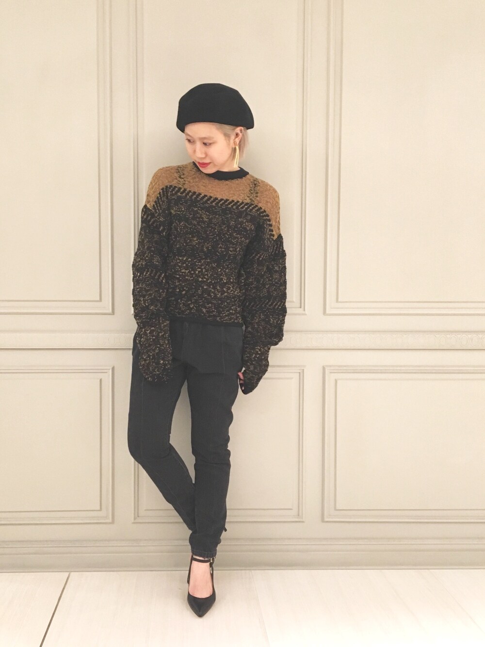 「ootd、モード、秋コーデ、シンプルコーデ、きれいめカジュアル、ニット、スキニーデニム、デニム、ベレー帽、ブラック」｜「GOOSSENS PARISのアイテム（ピアス（両耳用）、ゴールド系）」を使った、SHCさん（レディース・155cm）の秋コーディネートの1枚目の写真