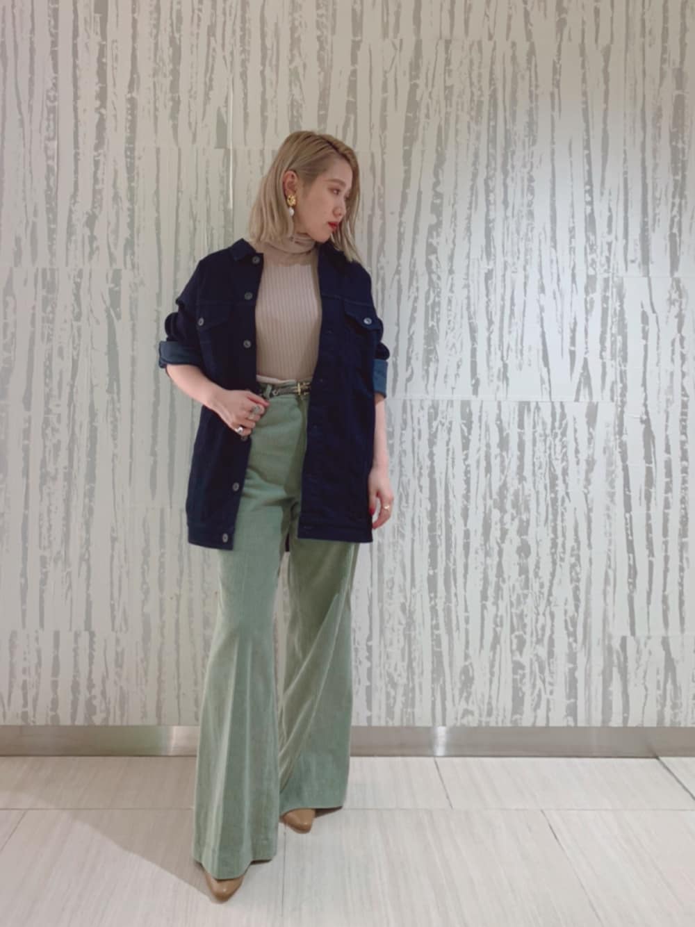 「モード、秋服、秋カラー、Gジャン、パンツスタイル、デニムジャケット、ニット、コーデュロイ、カラーパンツ、デニム」｜「lizzie fortunato jewelsのアイテム（イヤリング、ゴールド系）」を使った、SHCさん（レディース・155cm）の秋コーディネートの1枚目の写真