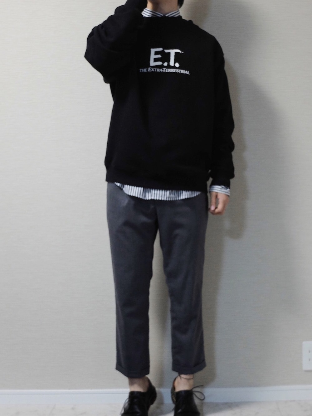 「カジュアル、ブラック、おしゃれさんと繋がりたい、冬、E.T.」｜「BEAMSのE.T. Collection by BEAMS / SWEAT CREW（スウェット、ブラック系）」を使った、しゅんさん（メンズ・172cm）の冬コーディネートの1枚目の写真