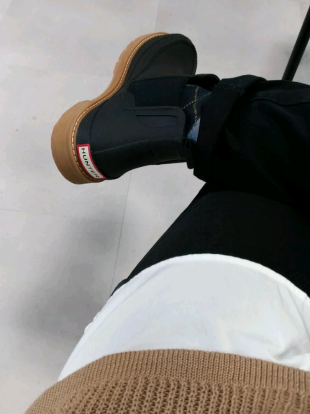「秋服、シンプルコーデ、スキニーデニム、レインブーツ、HUNTER、ニット、ニットベスト、ユニクロ、白シャツ」｜「HUNTERのHUNTER (ハンター）MEN'S ORIGINAL MOCK  TOE CHELSEA メンズ　オリジナルトゥ　チェルシー（レインシューズ、ブラック系）」を使った、nakagawaさん（メンズ・164cm）の秋コーディネートの1枚目の写真