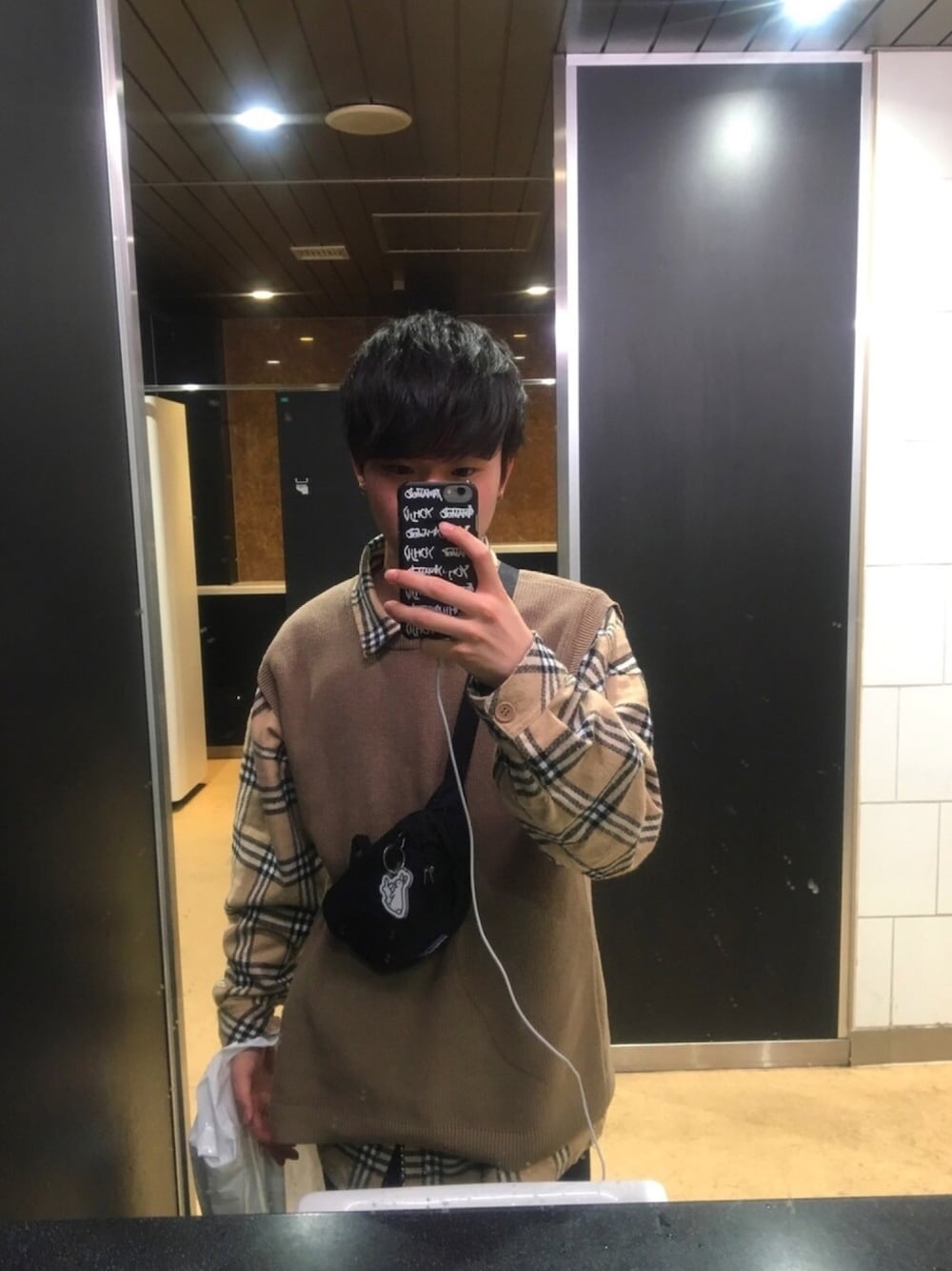 「きれいめカジュアル、ベージュ、低身長、ニットベスト、プチプラ、FR2、yohjiyamamoto、チェックシャツ、いいね、save、フォローお願いします🤑、おしゃれさんと繋がりたい」｜「Yohji Yamamotoのアイテム（その他小物、ブラック系）」を使った、たいぽん→さん（メンズ・170cm）の春コーディネートの1枚目の写真