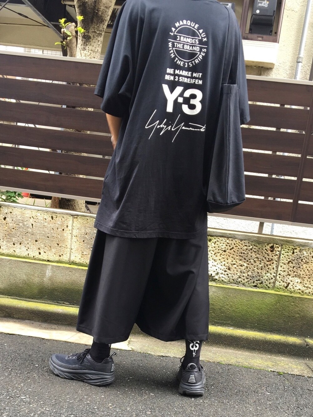 「夏だ！Tシャツ着よう！、ブラック、おしゃれさんと繋がりたい、黒スニーカー、HOKAONEONE、Y-3、yohjiyamamoto、GROUND Y、not conventional、黒コーデ」｜「Y-3のM SS TEE STREET（Tシャツ/カットソー、ブラック系）」を使った、たいぽん→さん（メンズ・170cm）の夏コーディネートの1枚目の写真