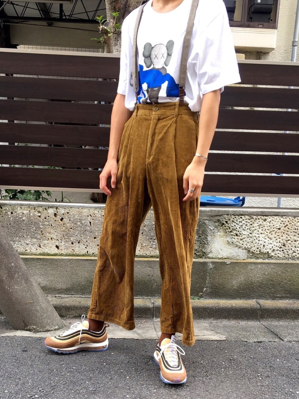 「大人トレンドカジュアル、秋のカフェオレコーデ、秋のコーデ、お洒落さんとつながりたい、今日のコーデ、いいね、save、フォローお願いします🤑、プチプラコーデ、NIKE、ブラウン、シンプルスタイル」｜「UNIQLOのカウズ UT（グラフィックTシャツ・半袖）（Tシャツ/カットソー、ホワイト系）」を使った、たいぽん→さん（メンズ・170cm）の秋コーディネートの1枚目の写真